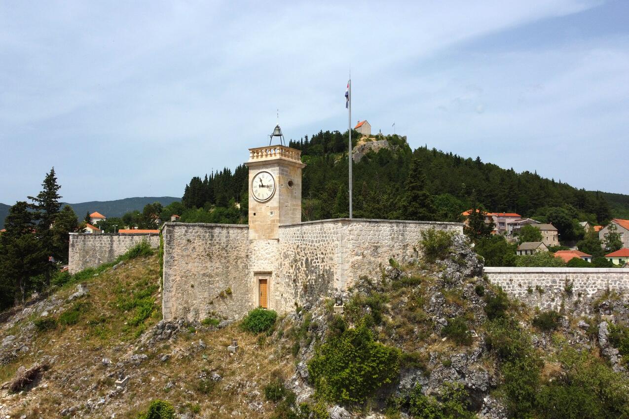 Sinj на Ривьере Zagora (Srednja Dalmacija)