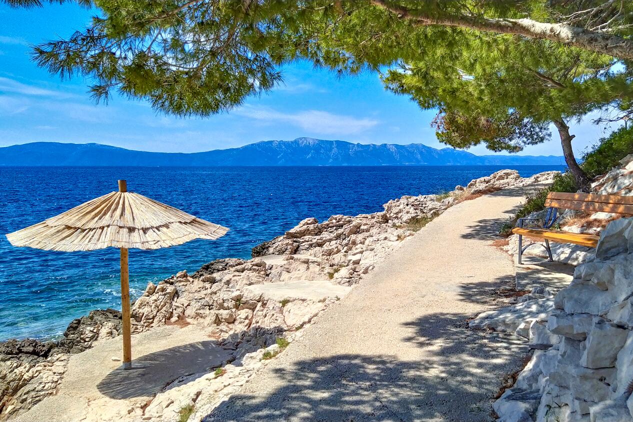 Drvenik Donja vala en la ribera Makarska (Srednja Dalmacija)