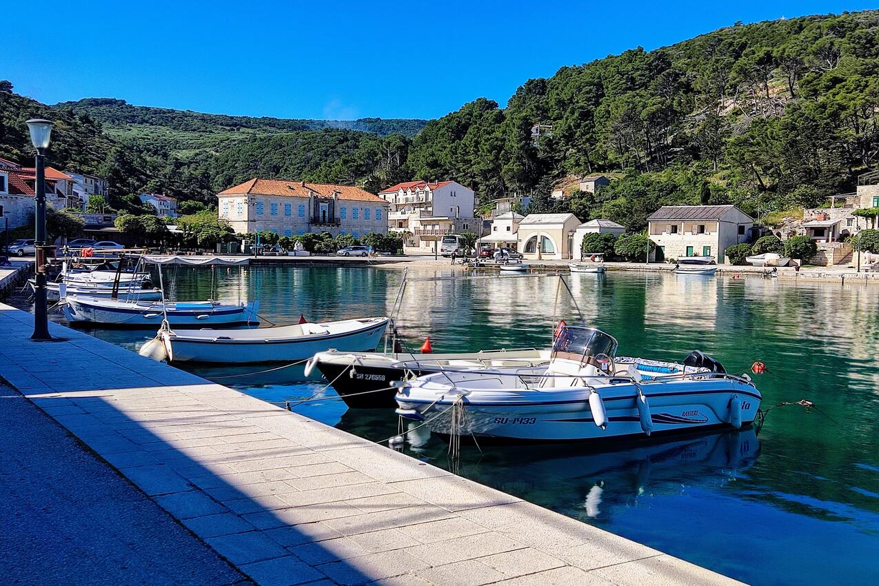 Povlja op de route Brač (Srednja Dalmacija)