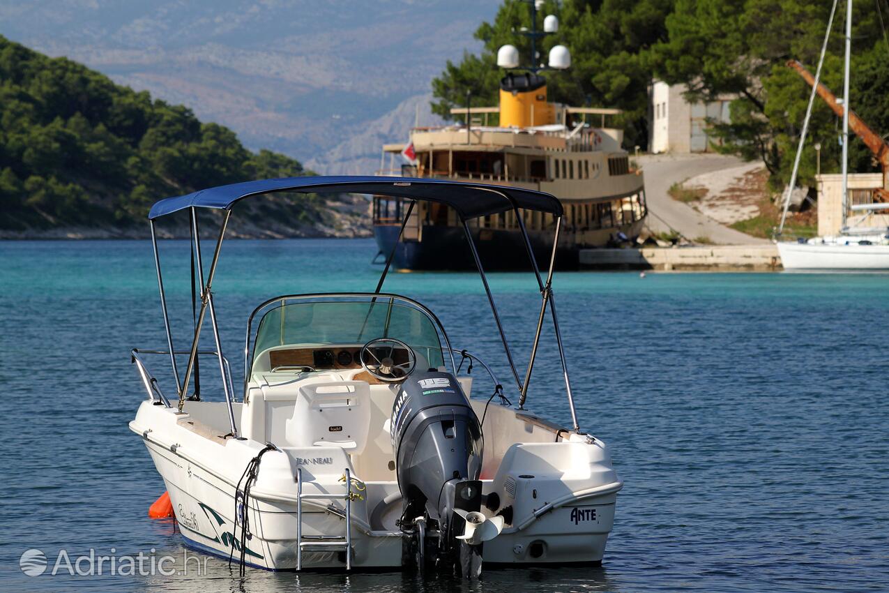 Pučišća op de route Brač (Srednja Dalmacija)