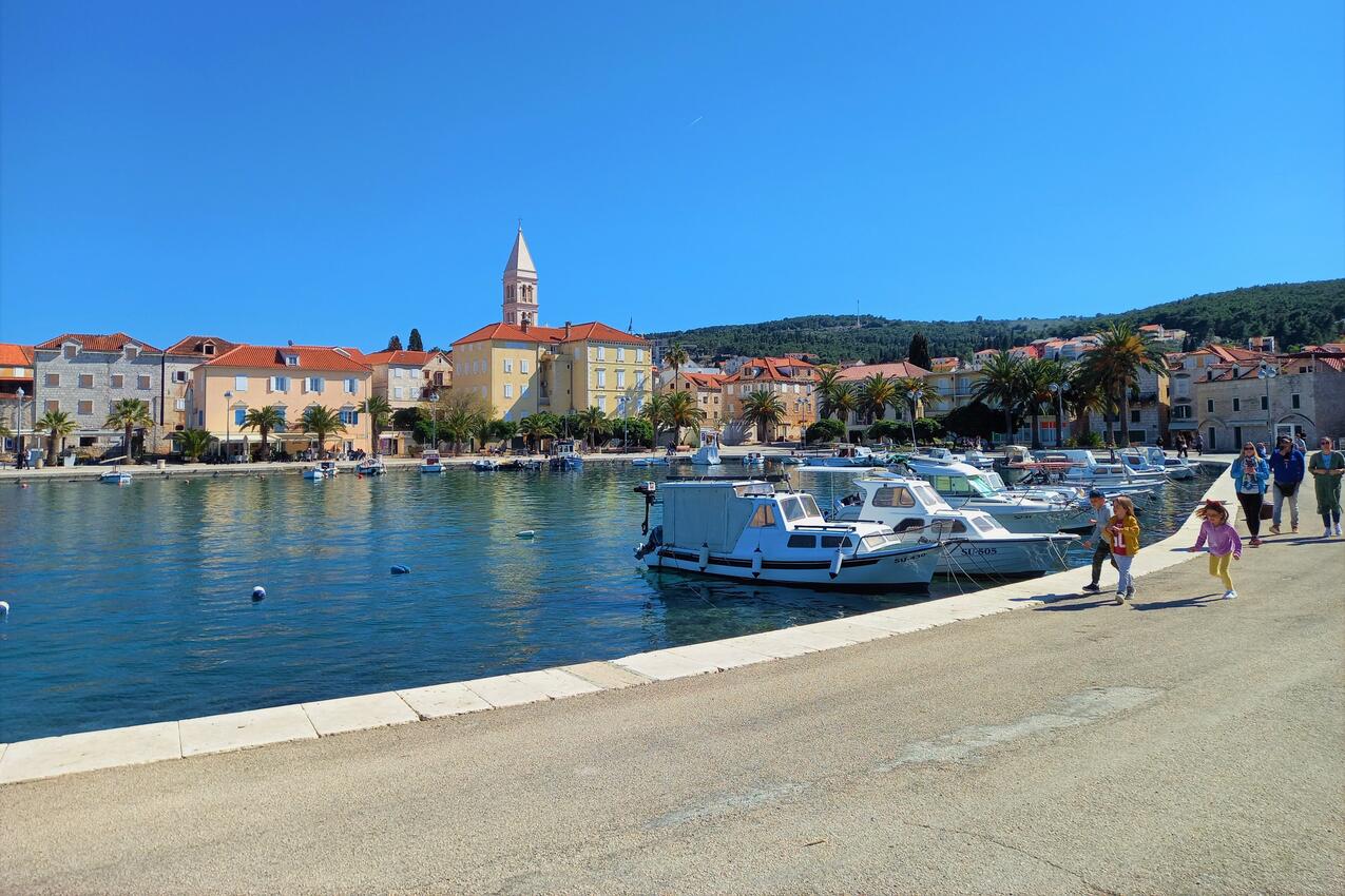 Supetar na ostrově Brač (Srednja Dalmacija)