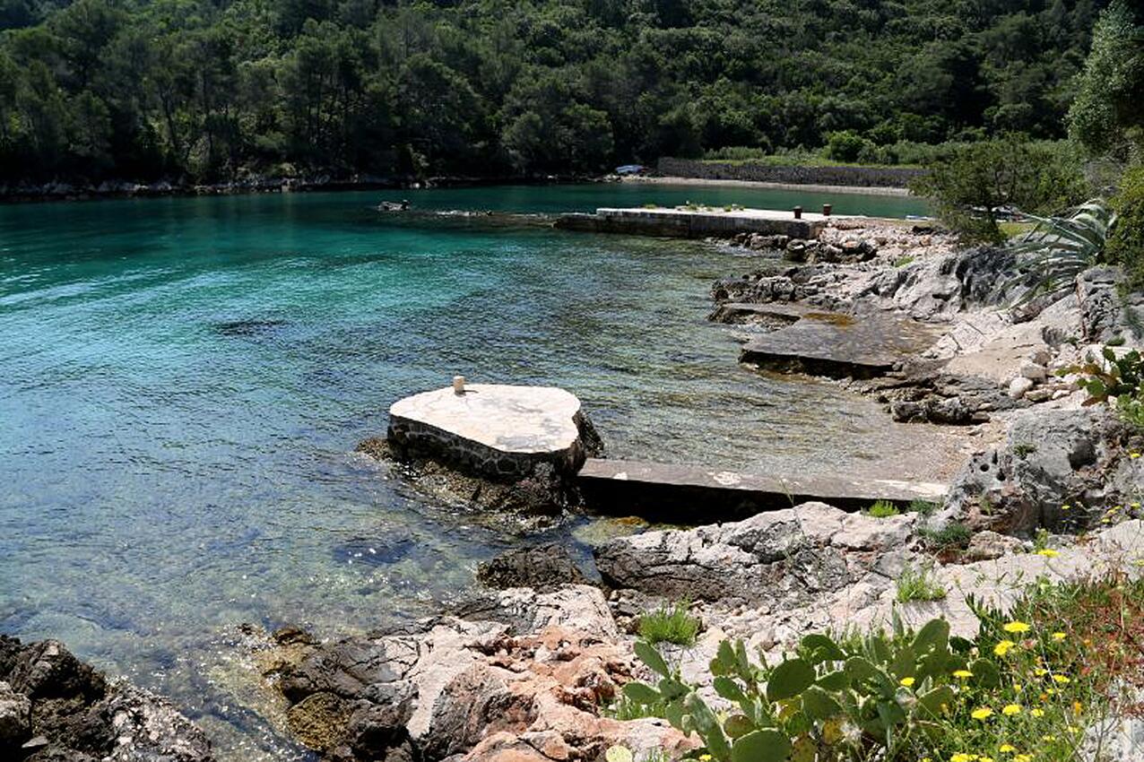 Sveti Ante sur l’île Hvar (la Dalmatie Centrale)