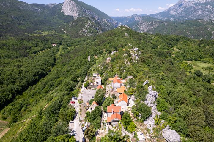 Svinišće in Omiš Riviera (Srednja Dalmacija)