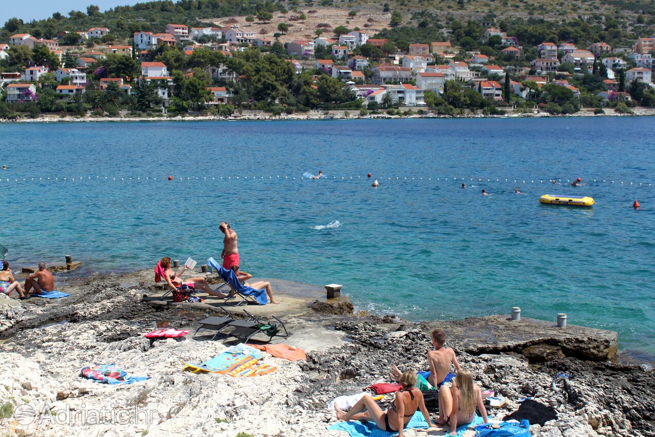 Nearby beaches - Family friendly apartments with a swimming pool Bušinci, Čiovo