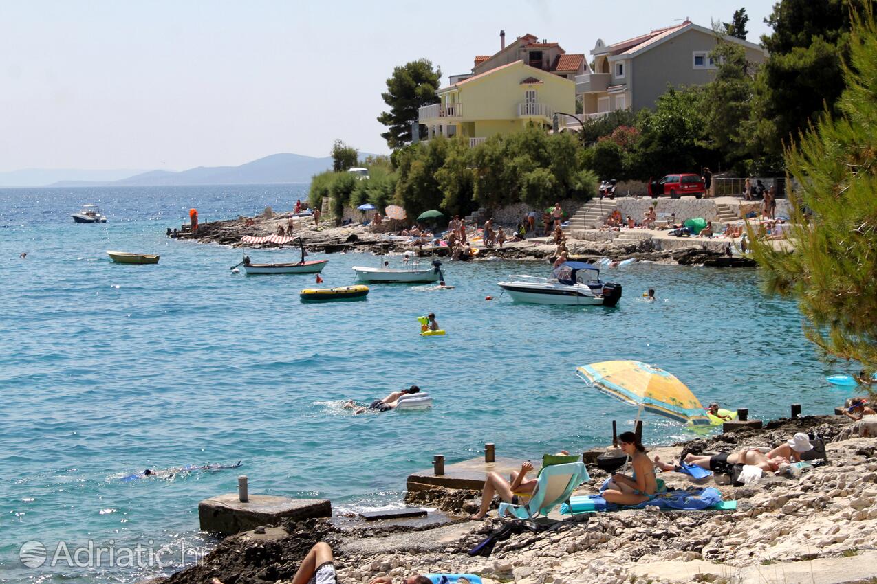 Nearby beaches - Family friendly apartments with a swimming pool Bušinci, Čiovo