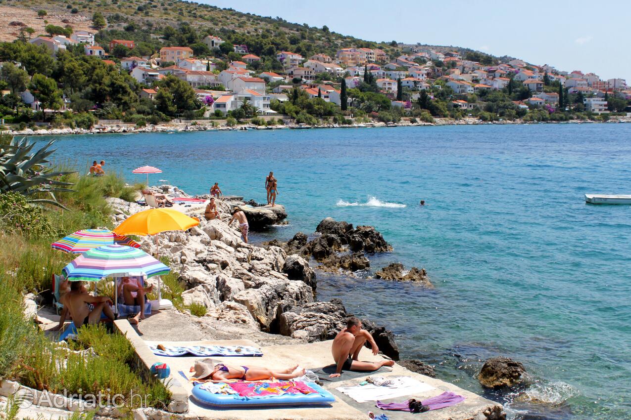 Nearby beaches - Family friendly apartments with a swimming pool Bušinci, Čiovo