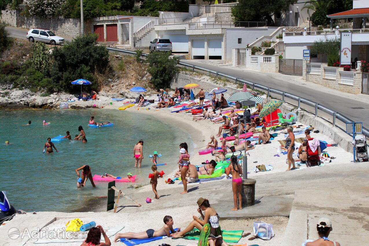 Nearby beaches - Family friendly apartments with a swimming pool Bušinci, Čiovo