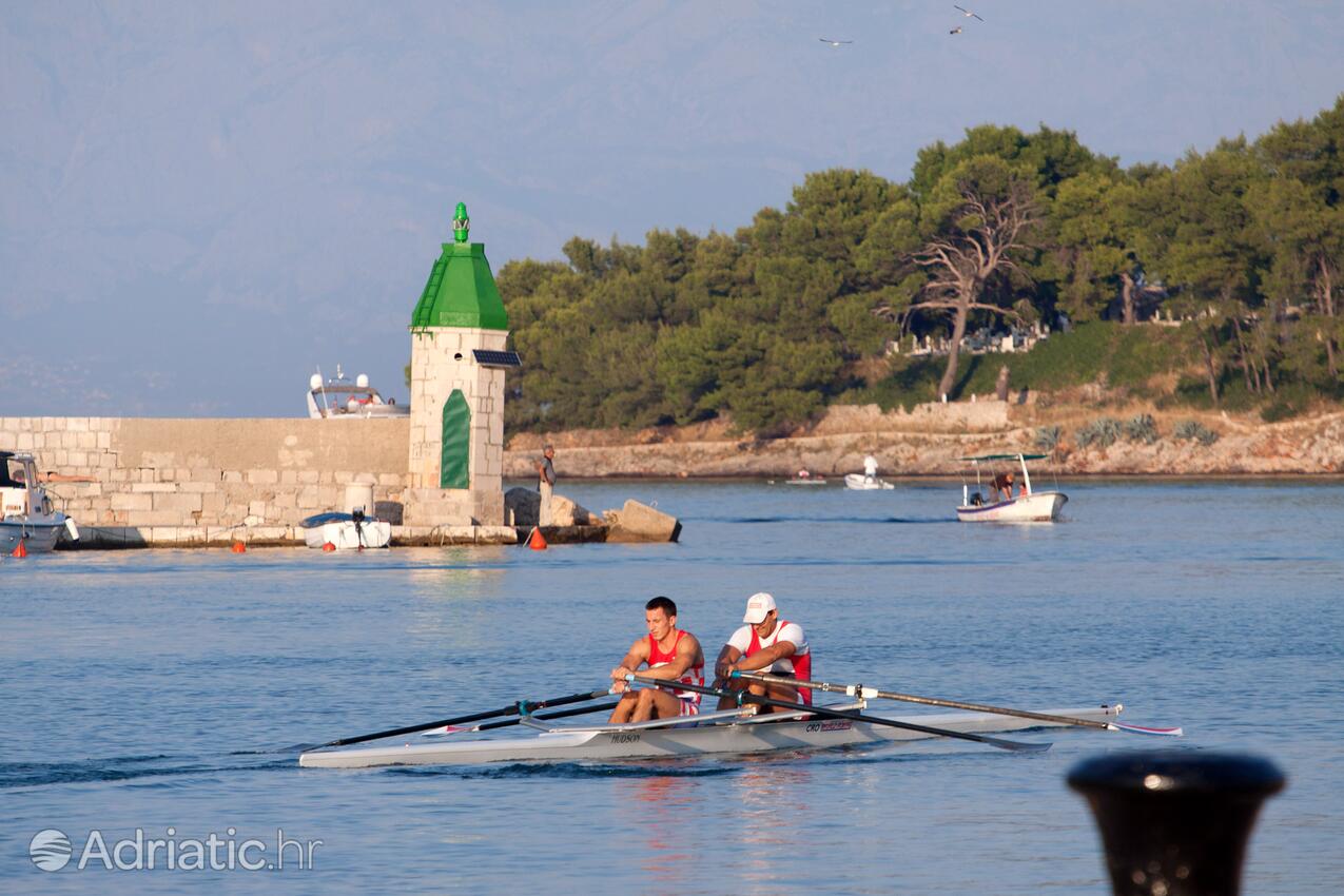 Jelsa na otoku Hvar (Srednja Dalmacija)