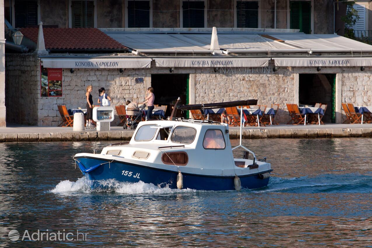 Jelsa na otoku Hvar (Srednja Dalmacija)