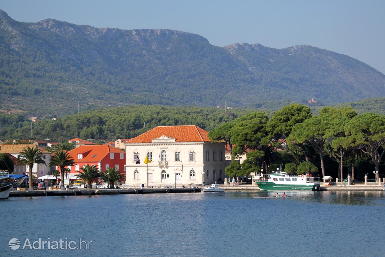 Jelsa na otoku Hvar (Srednja Dalmacija)