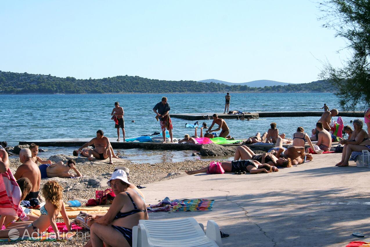 Nearby beaches - Apartments and rooms with parking space Vodice