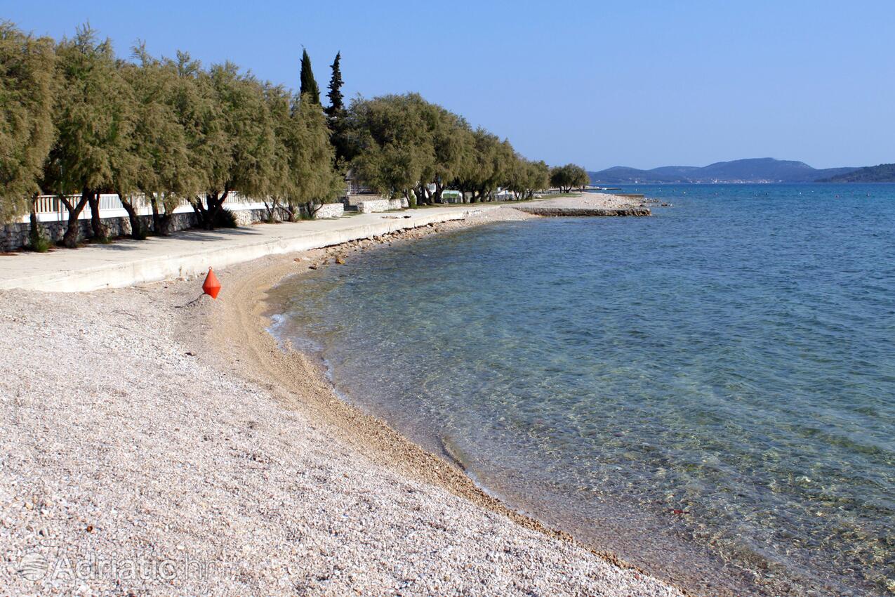 Nearby beaches - Apartments and rooms with parking space Vodice