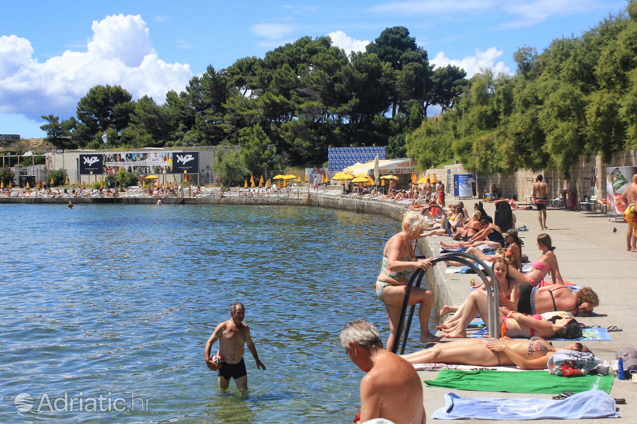 Nearby beaches - Apartments with a parking space Split