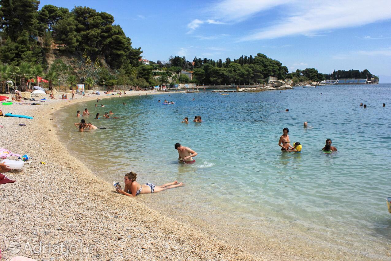 Nearby beaches - Apartments with a parking space Split