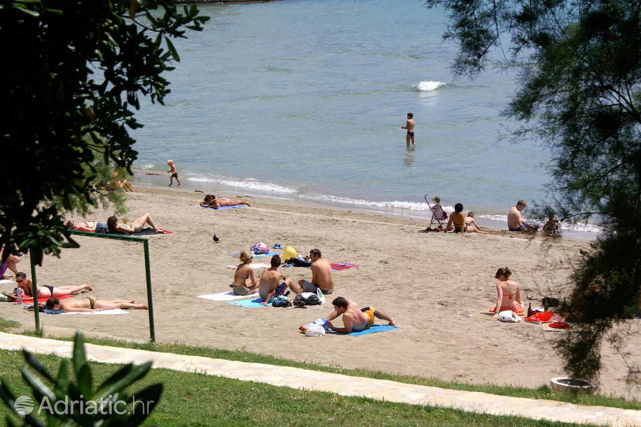 Nearby beaches - Apartments with a parking space Split