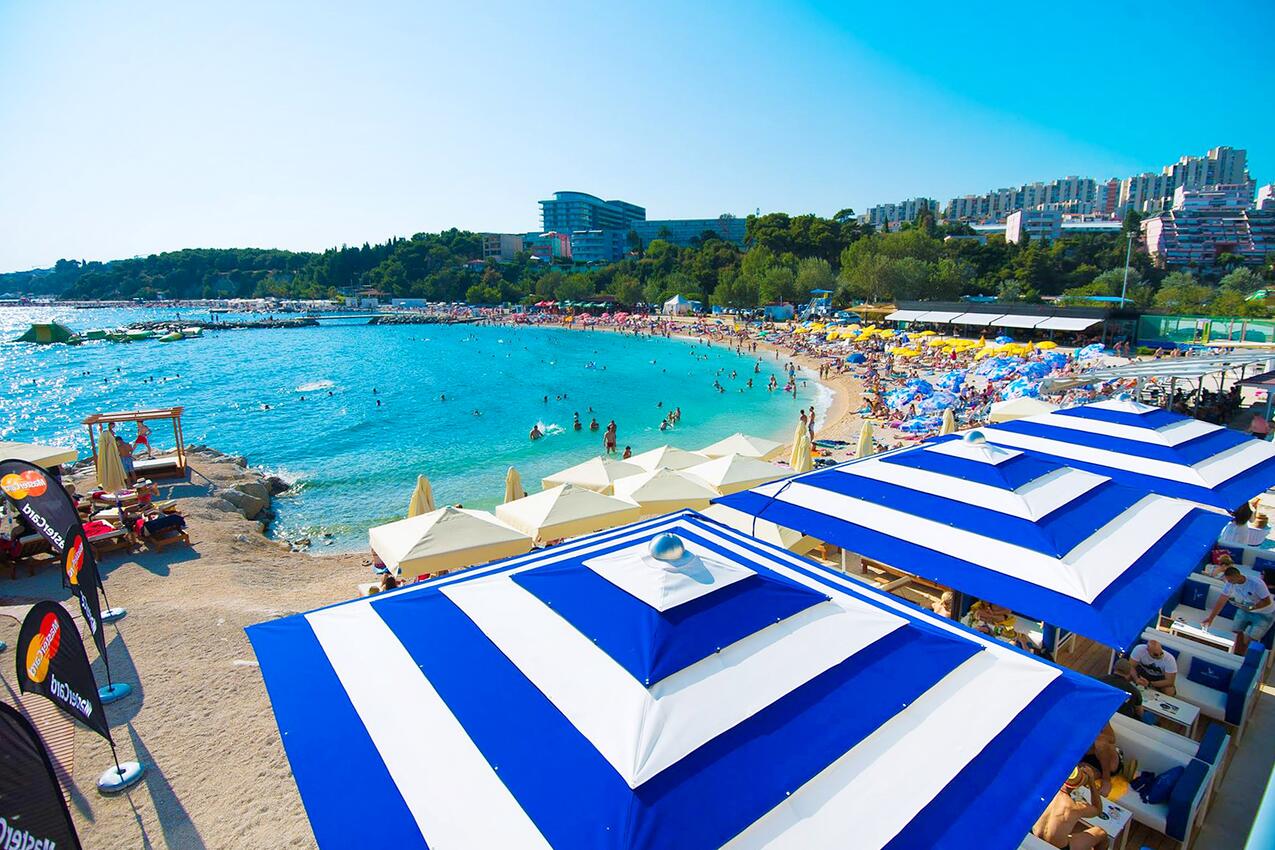 Nearby beaches - Apartments with a parking space Split