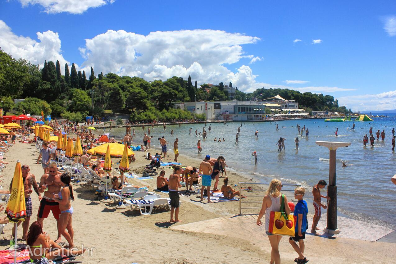 Nearby beaches - Apartments with a parking space Split