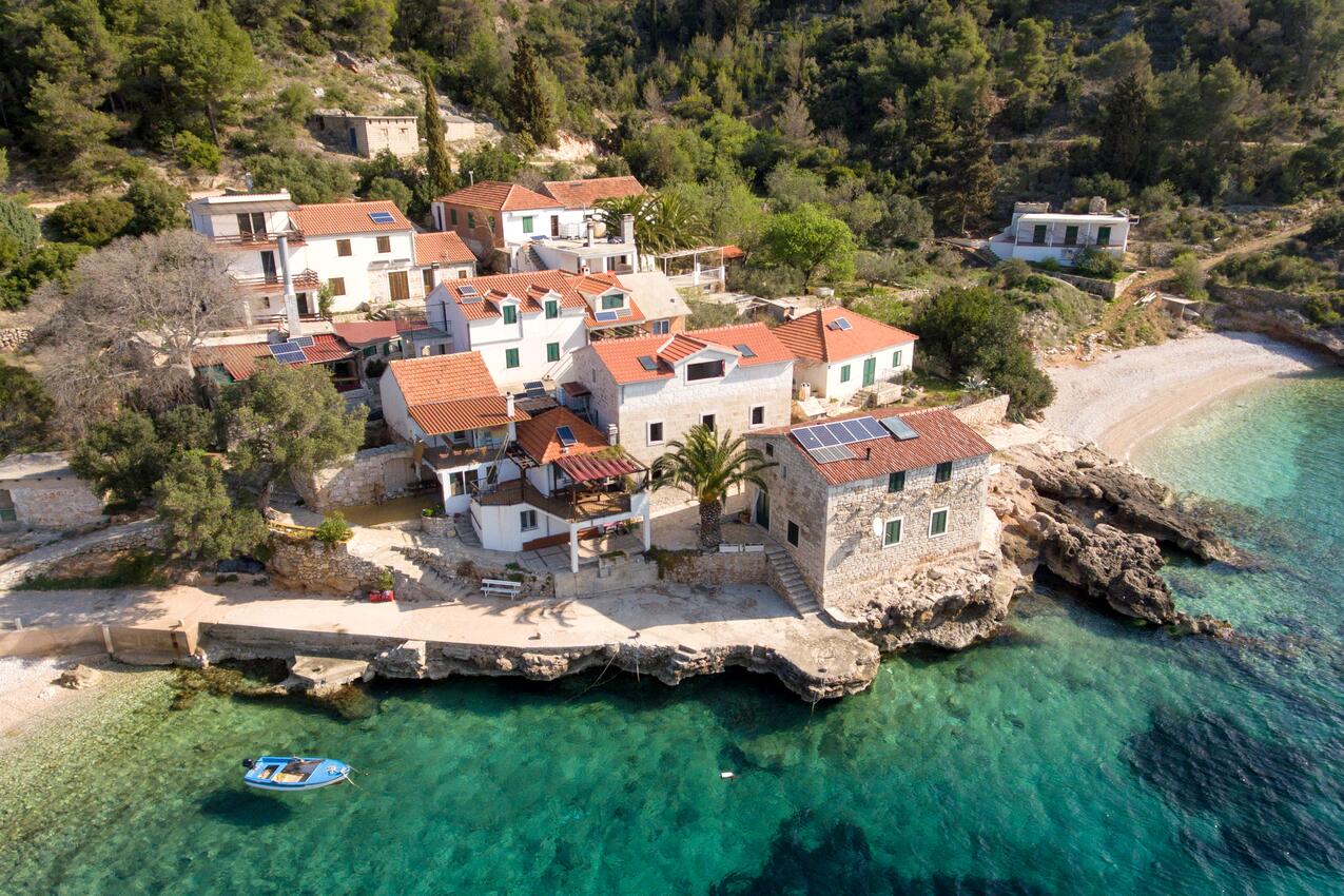 Tvrdni Dolac en la isla Hvar (Srednja Dalmacija)