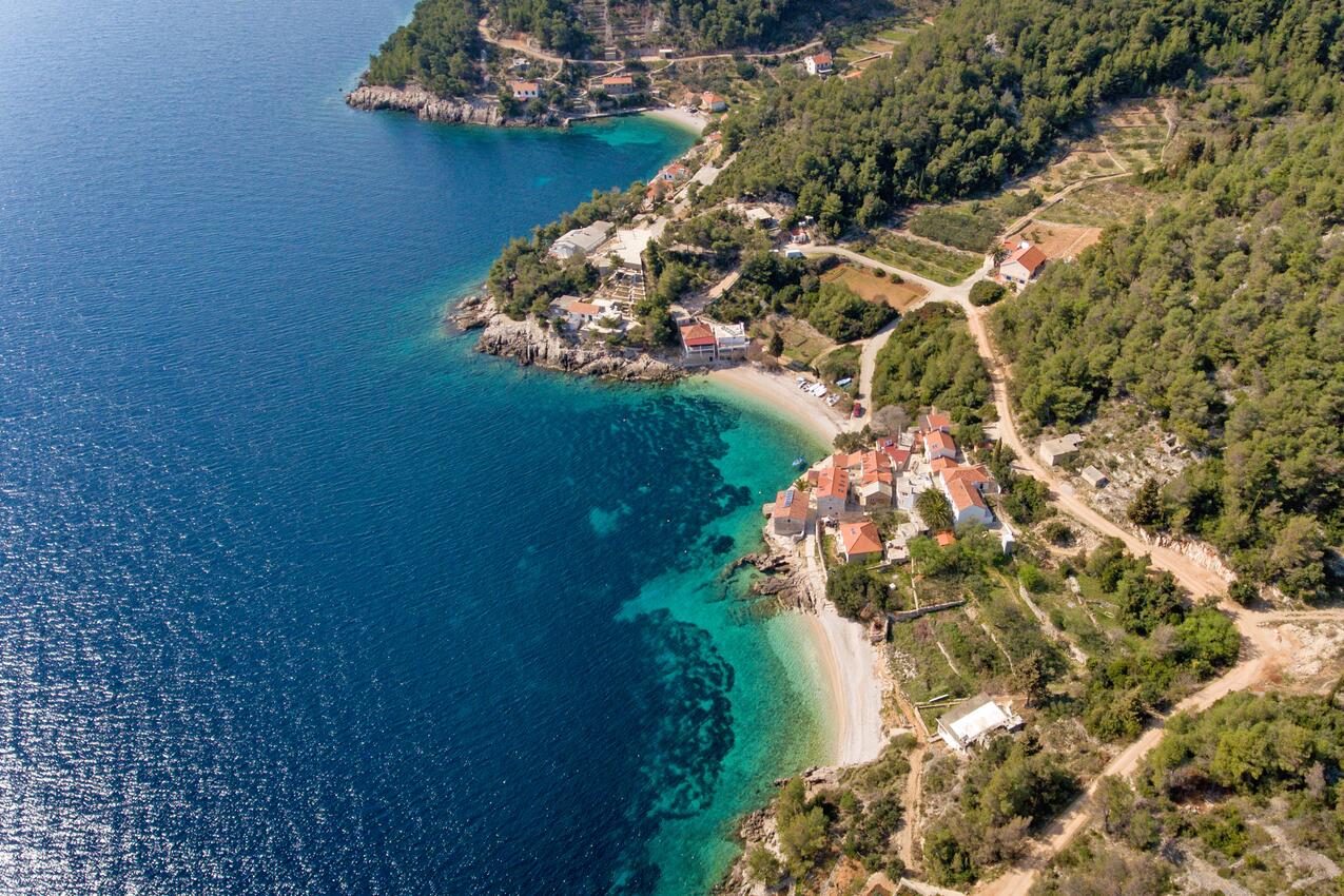 Tvrdni Dolac en la isla Hvar (Srednja Dalmacija)