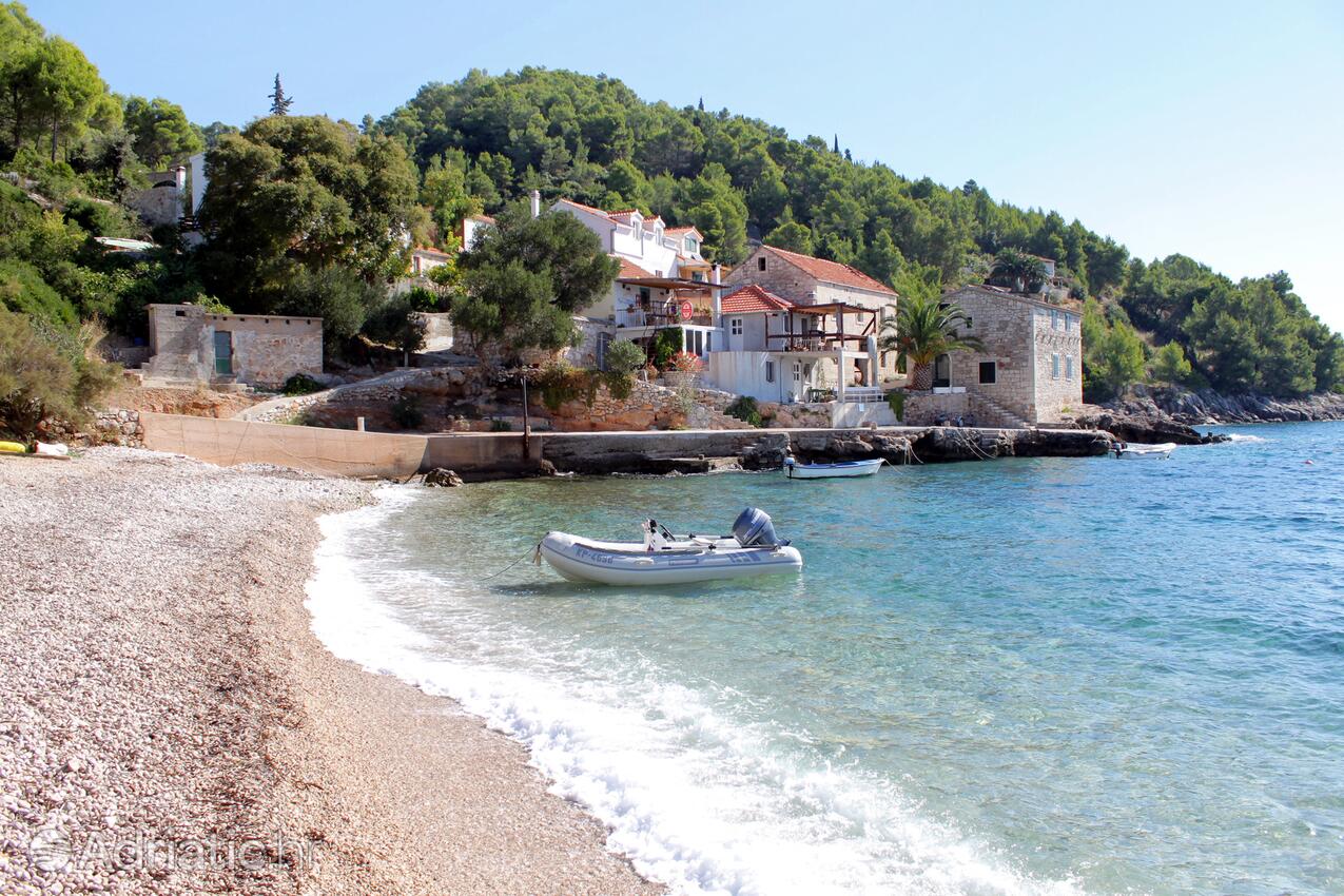 Tvrdni Dolac en la isla Hvar (Srednja Dalmacija)