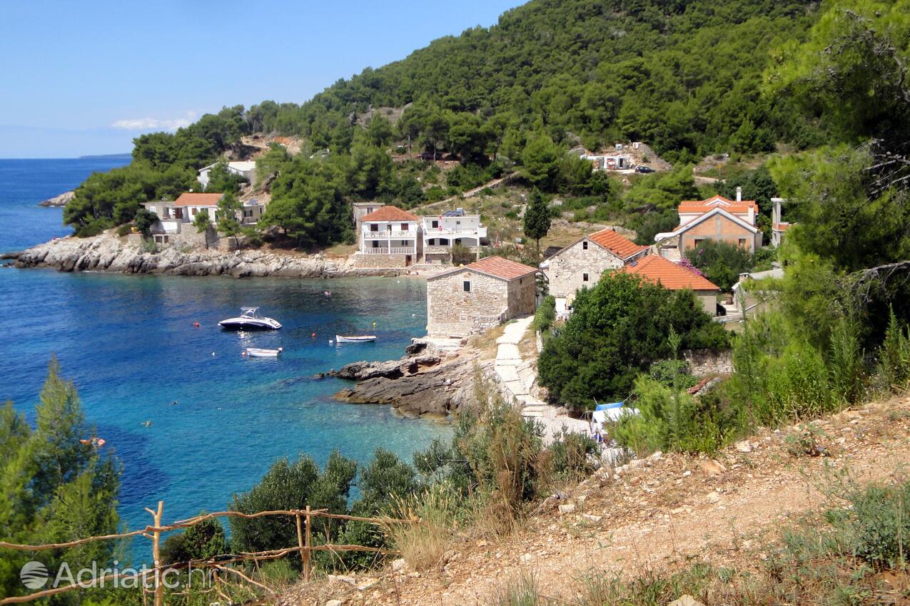 Tvrdni Dolac en la isla Hvar (Srednja Dalmacija)