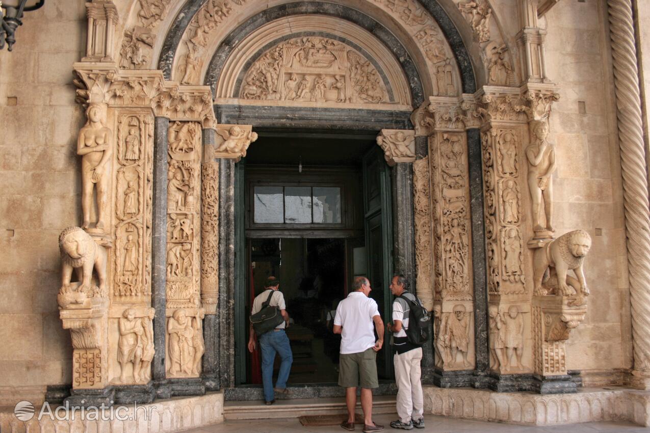 Trogir na riviére Trogir (Srednja Dalmacija)