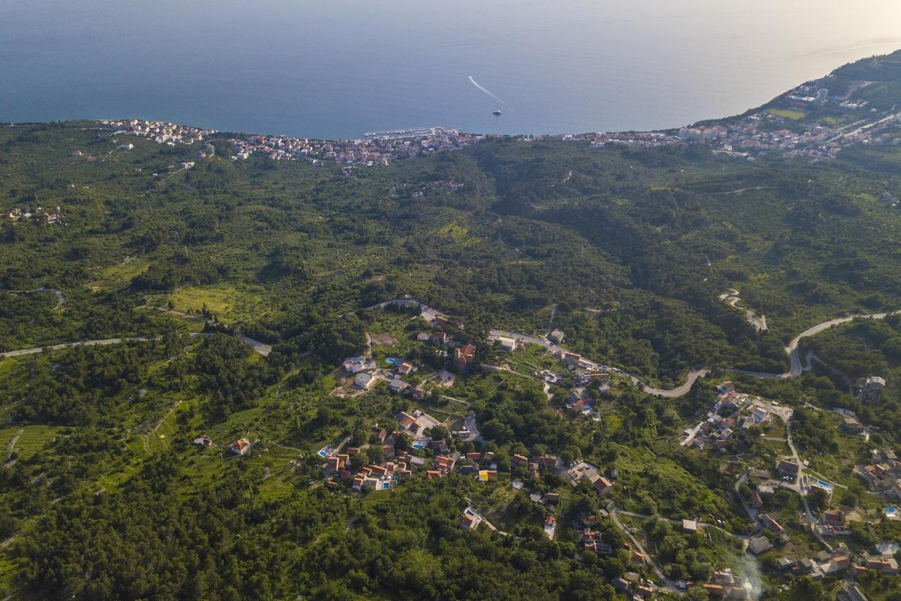 Gornji Tučepi en la ribera Makarska (Srednja Dalmacija)