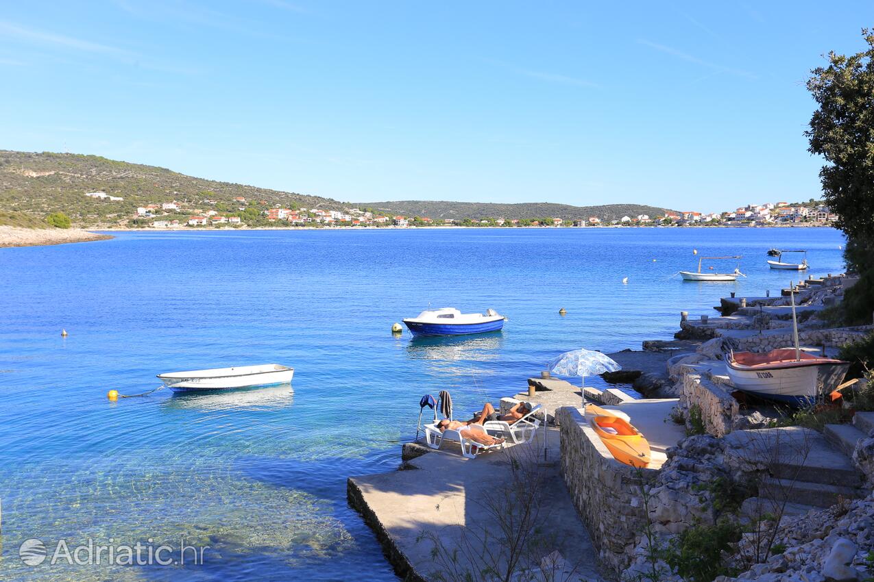 Oštrička luka an der Riviera Rogoznica (Sjeverna Dalmacija)