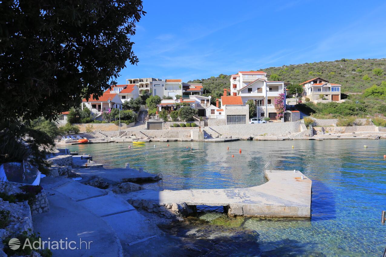 Oštrička luka an der Riviera Rogoznica (Sjeverna Dalmacija)