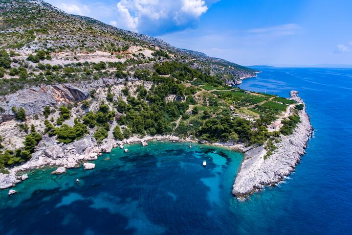 Zaraće sur l’île Hvar (Srednja Dalmacija)