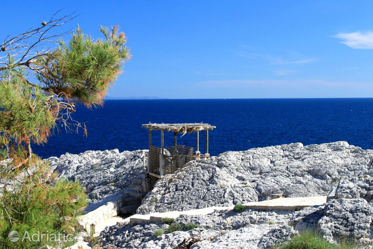 Zaraće sur l’île Hvar (Srednja Dalmacija)