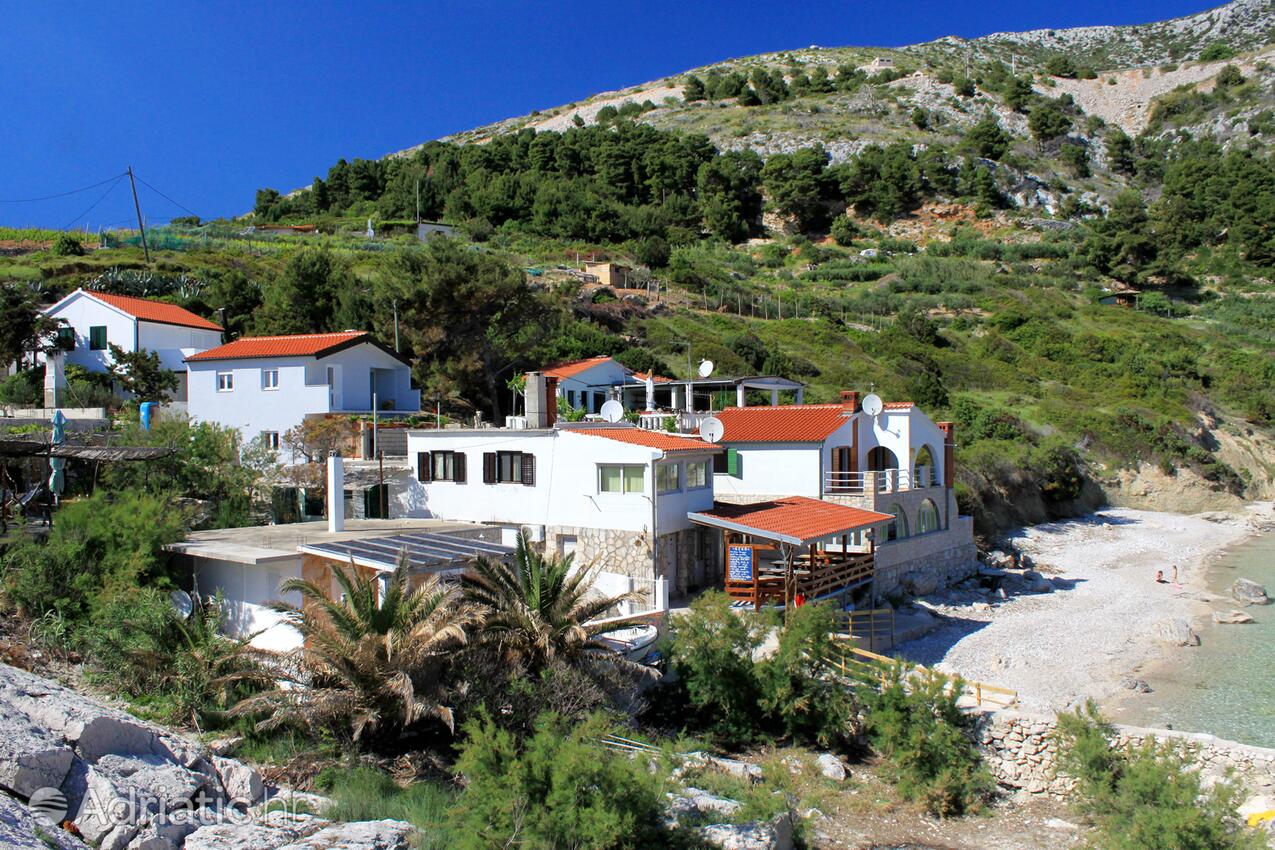 Zaraće sur l’île Hvar (Srednja Dalmacija)