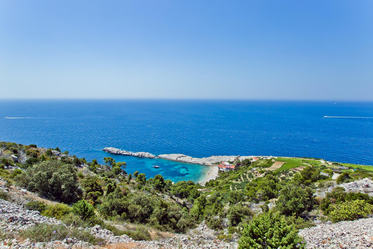 Zaraće sur l’île Hvar (Srednja Dalmacija)