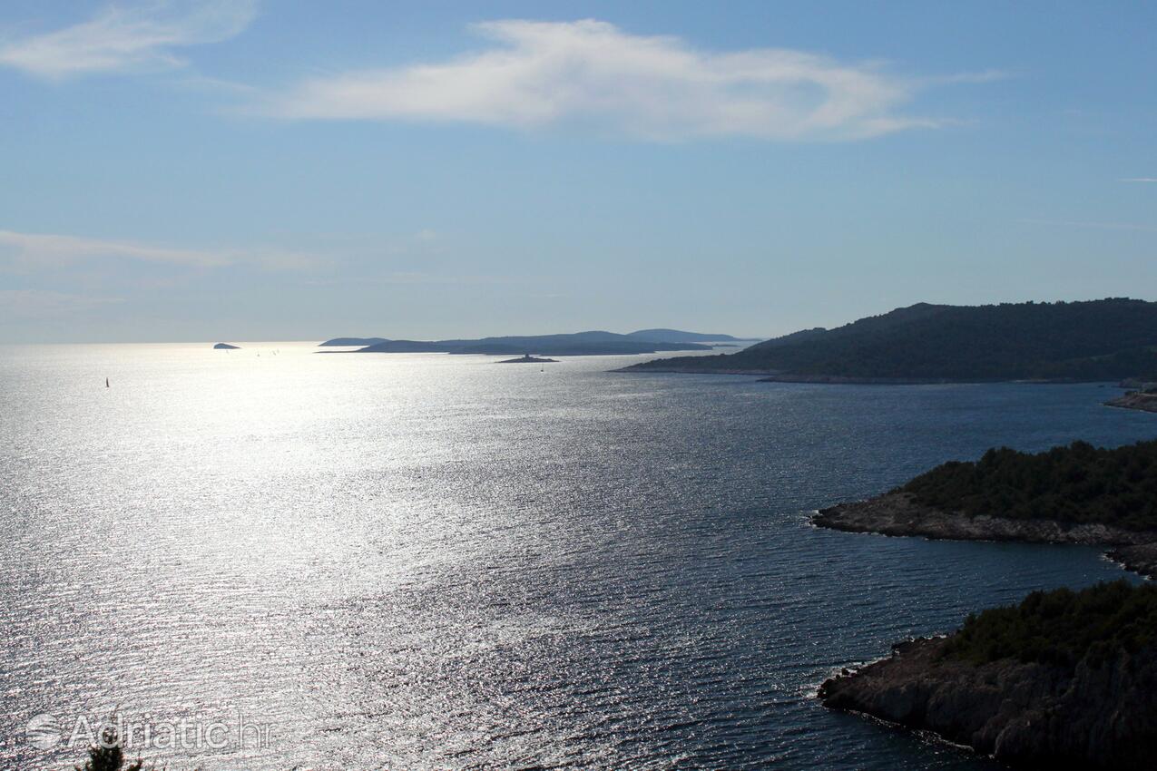 Zaraće sur l’île Hvar (Srednja Dalmacija)