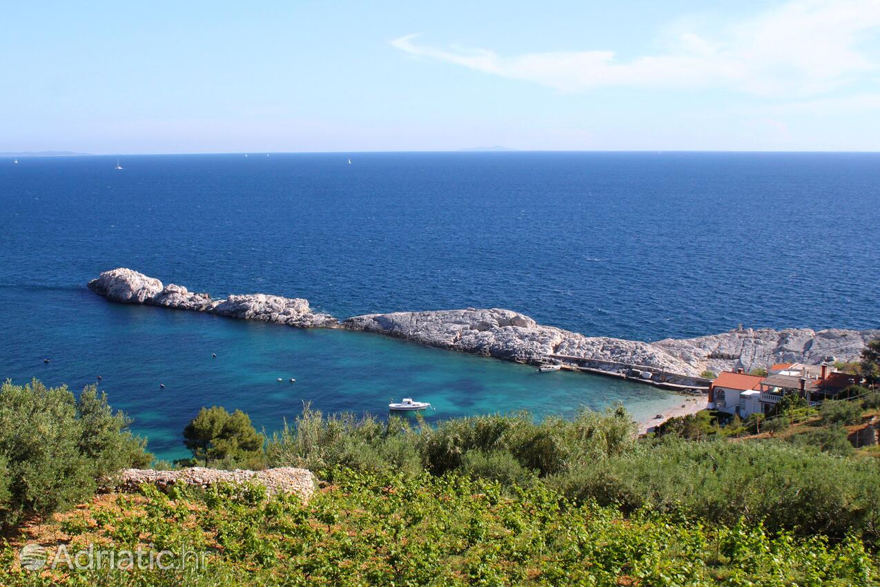 Zaraće sur l’île Hvar (Srednja Dalmacija)