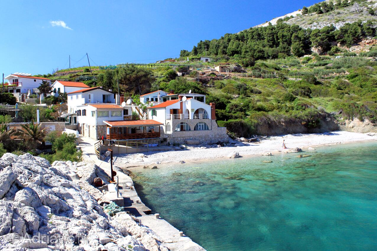 Zaraće sur l’île Hvar (Srednja Dalmacija)