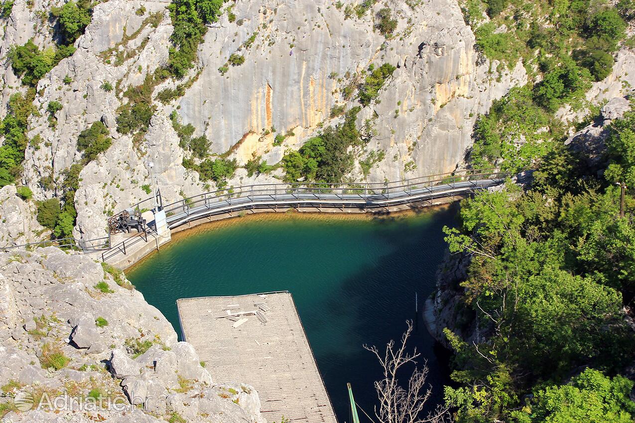 Zadvarje en la ribera Makarska (Srednja Dalmacija)