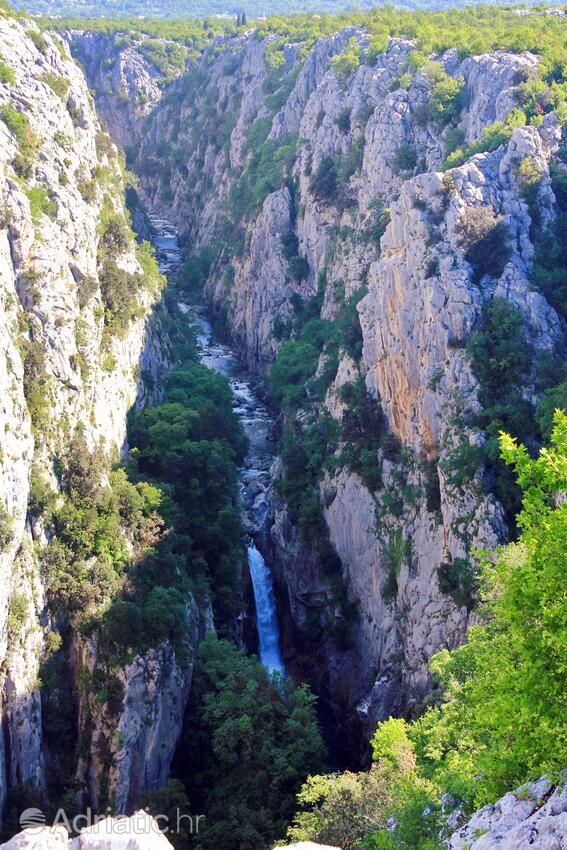 Zadvarje en la ribera Makarska (Srednja Dalmacija)