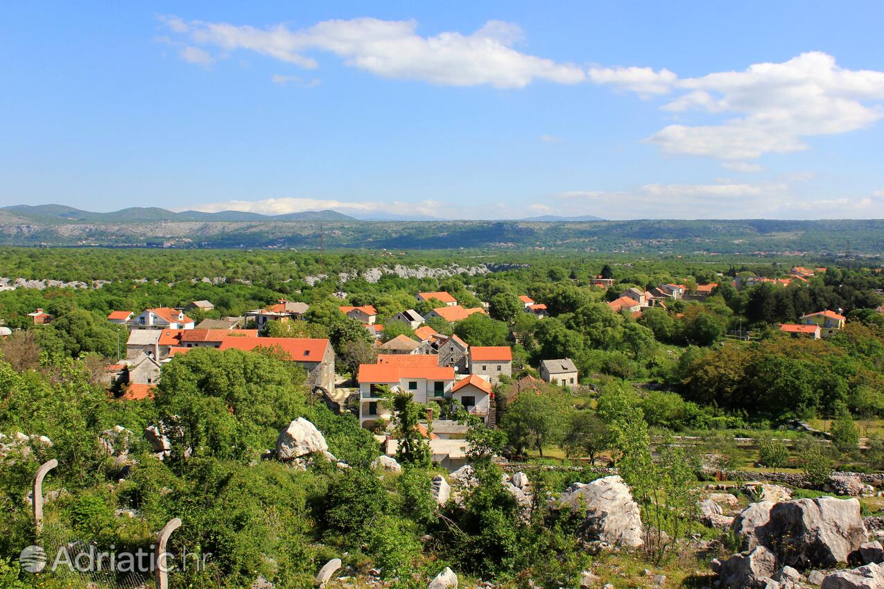 Zadvarje en la ribera Makarska (Srednja Dalmacija)