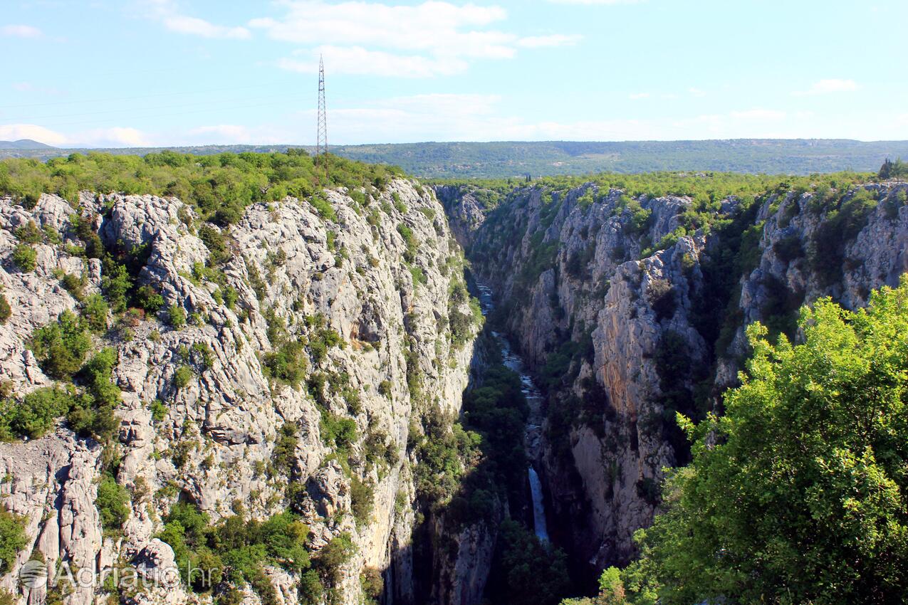 Zadvarje en la ribera Makarska (Srednja Dalmacija)