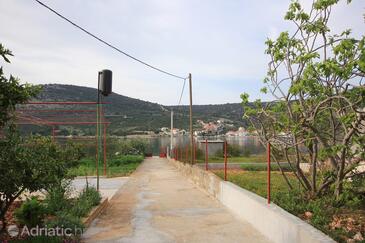 Apartments by the sea Vinišće, Trogir - 10006