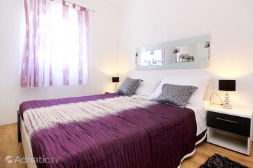 Apartments by the sea Vinišće, Trogir - 10008