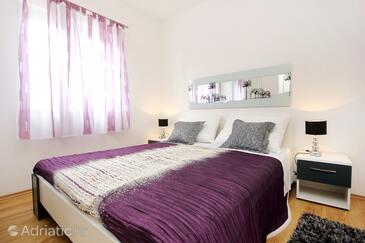 Apartments by the sea Vinišće, Trogir - 10008