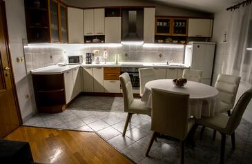 Apartmaji ob morju Mali Rat, Omiš - 10014