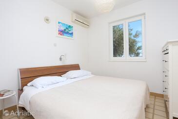 Ferienwohnungen am Meer Pisak, Omis - 1006