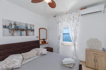 Apartmaji z bazenom za družine z otroci Zavode, Omiš - 1021