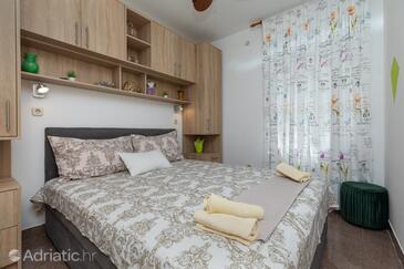 Apartmaji z bazenom za družine z otroci Zavode, Omiš - 1021