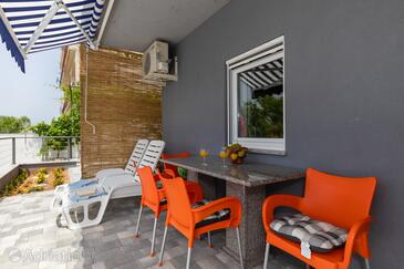 Apartmani s bazenom pogodni za obitelji s djecom Zavode, Omiš - 1021