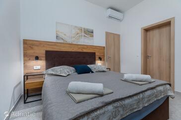 Lägenheter med pool lämpliga för familjer med barn Zavode, Omis - 1021