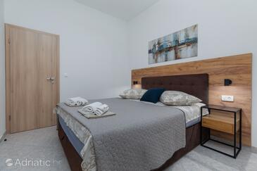 Lägenheter med pool lämpliga för familjer med barn Zavode, Omis - 1021